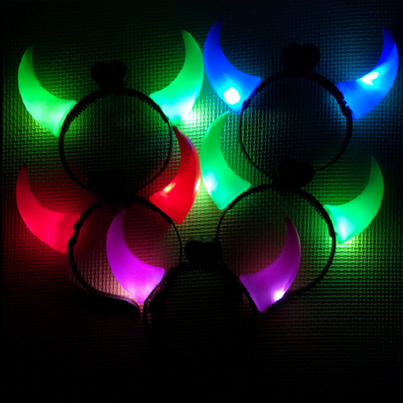 Las pequeñas actividades de microempresas empujan el código de escaneo para enviar regalos debajo de la línea roja en línea, regalos prácticos, pequeños drenadores, artefactos creativos