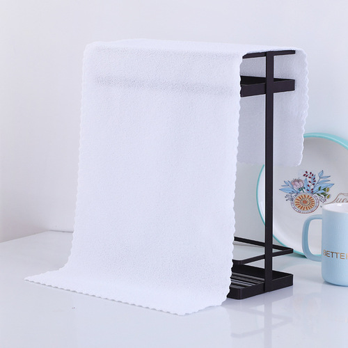 Hotel guest rooms offer paid use of disposable white towels that absorb water and do not shed hair, individually packaged for supermarkets.