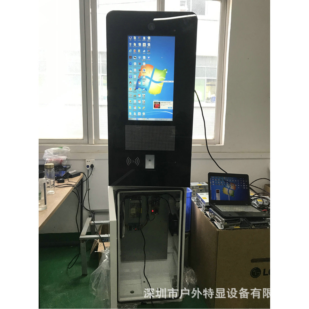 21.5寸户外落地防水高亮停车场出入口广告机led跑马灯灯箱广告机