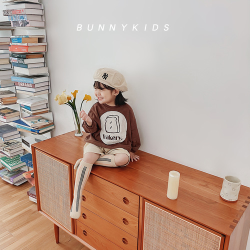Boys' and girls' mid-length tube socks with heart patterns, trendy and suitable for autumn, inspired by Instagram fashion.