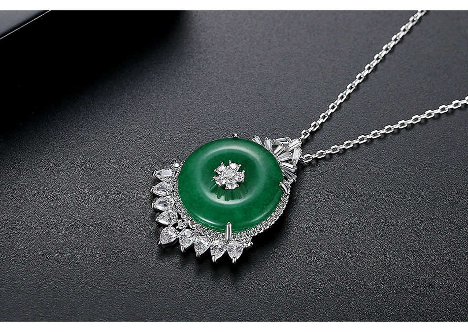 Korean Fashion New Banquet For Women Necklace Copper Inlaid Zircon Green Chalcedony Necklace display picture 4