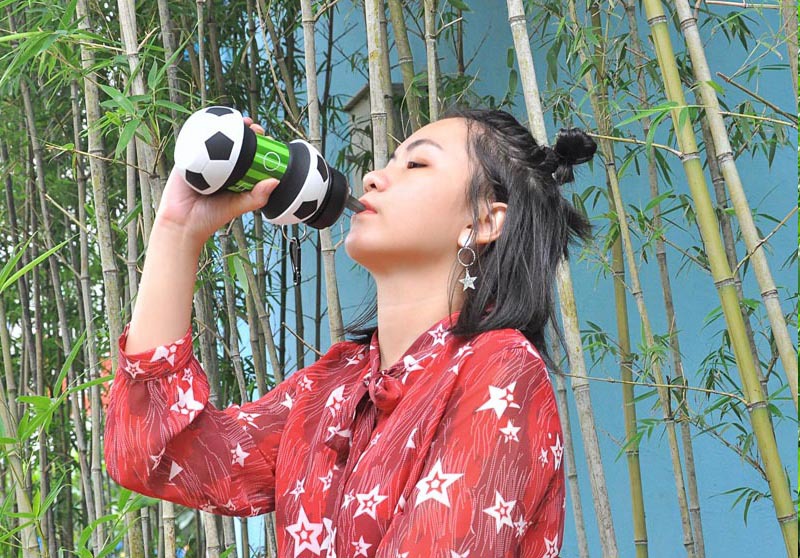 FDA户外运动环保水杯 学生便携防漏硅胶水壶旅行杯 足球硅胶水瓶