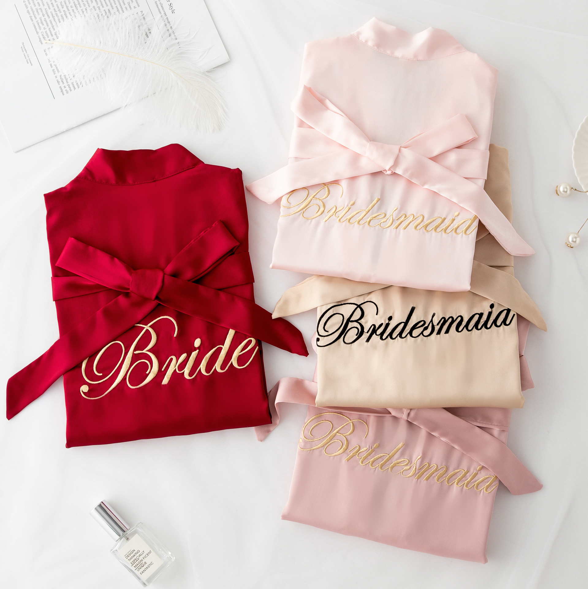 신부의 아침 가운 동반 행사 들러리 사진 실크 가운 웨딩 메이크업 자수 로고 재고 Daifa 버건디