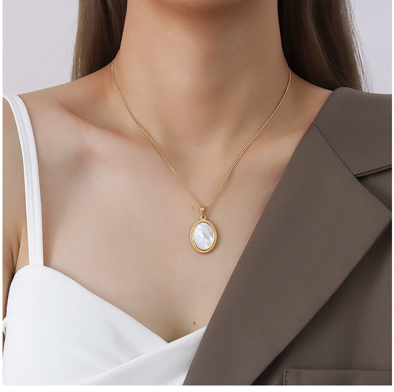 Collier En Acier Titane Avec Pendentif Ovale Coquillage Naturel display picture 1