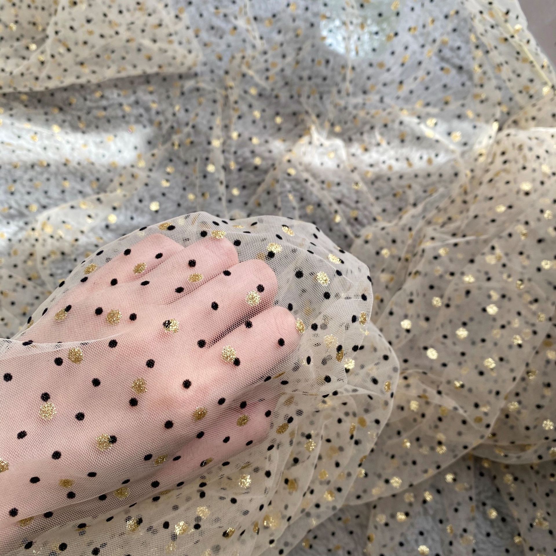 Tela de malla súper hermosa Procesamiento de hilo dorado flocado brillante oro dot falda de gasa ropa para niños hanfu Lolita tela de Mantel