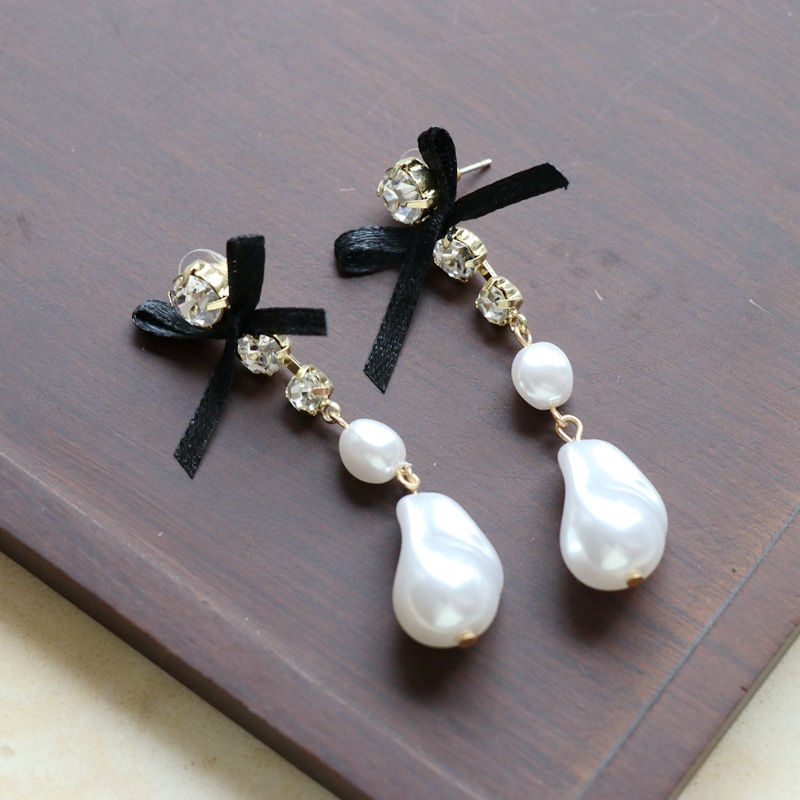 White Special-shaped Pearl Bow Long Stud Earrings display picture 3