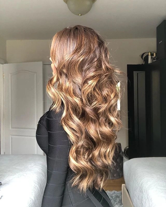 Las mujeres europeas y americanas de nuevo marrón fibra química teñido del pelo color mezclado gradiente desviación largo rizado peluca cabeza cubierta fábrica al por mayor