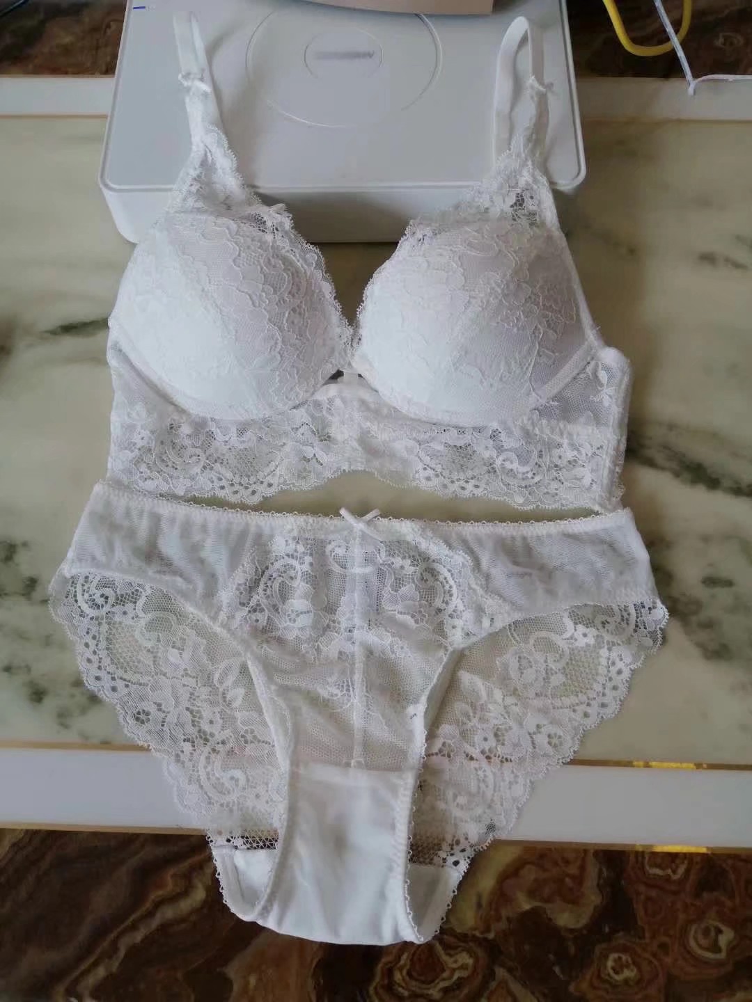 Nouvelle lingerie sexy brodée en dentelle avec ailes latérales élargies, haut fin et bas épais ensemble de soutien-gorge froncé_voghion.com