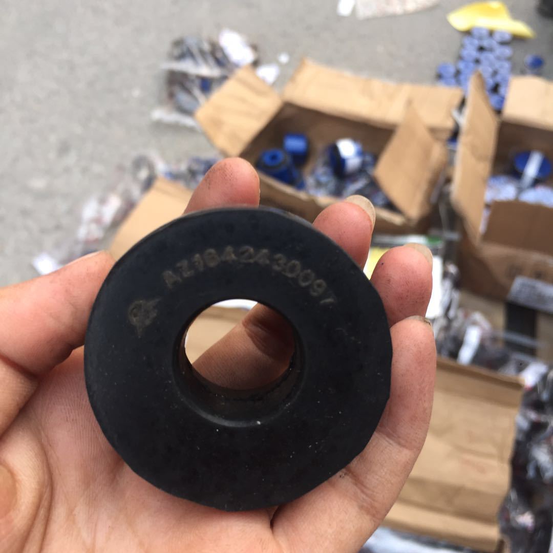 AZ1642430097 豪沃驾驶室翻转前胶垫1