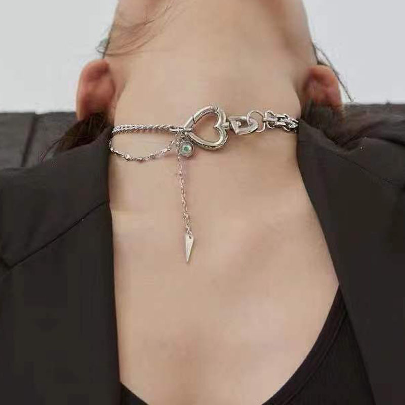 Europäische Und Amerikanische Modische Metall Dicke Kette Schlüsselbein Kette Choker Halskette Internet-promi Liebe Schnalle Quaste Kurze Halskette Halskette display picture 3