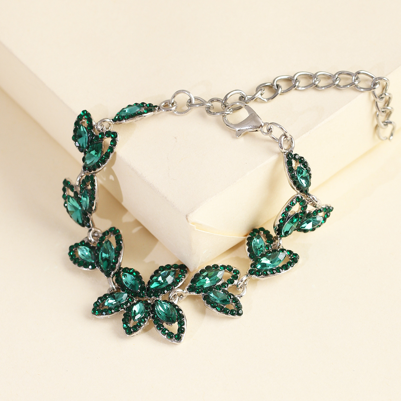 Bijoux De Mode Créatif Alliage Diamant Feuille Bracelet En Gros Nihaojewelry display picture 1
