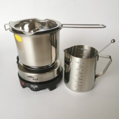 手作りのろうそくの製作道具は水をあけてワックスの鍋を溶かします。