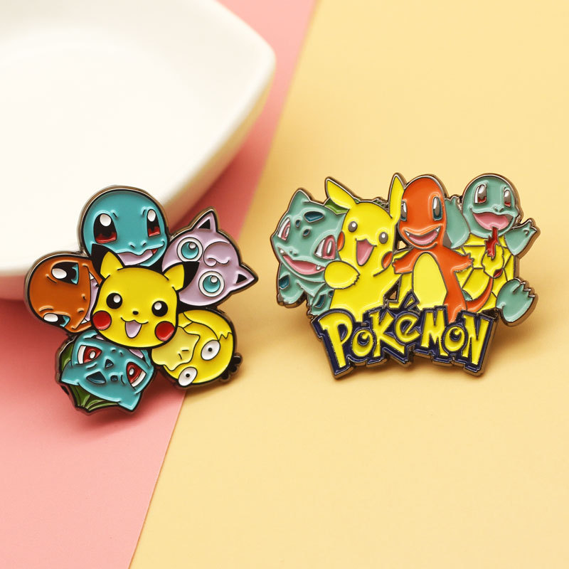 Anime japonés Pikachu dibujos animados broche linda chica camisa con PIN personalidad insignia de metal al por mayor