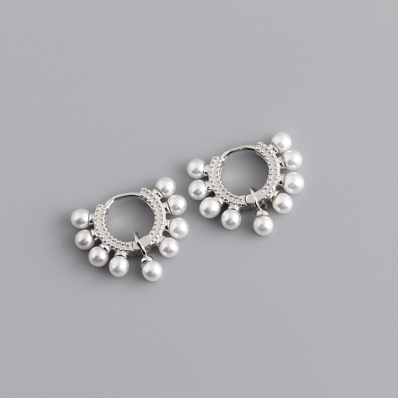 Mode Runden Silber Eingelegte Perlen Ohrringe 1 Paar display picture 1