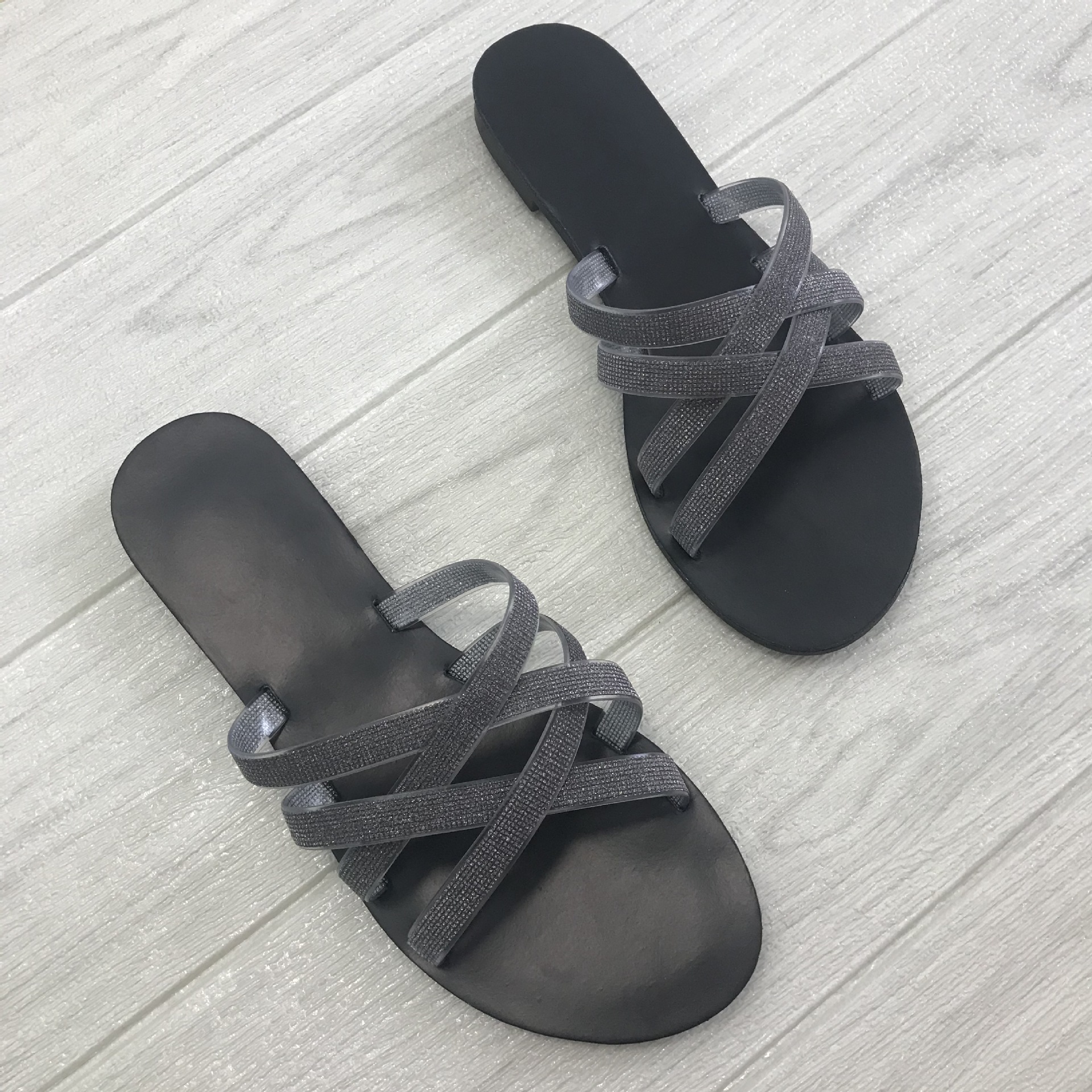 Stilige tøfler med glitrende prikker og diamantformede flate krysssandaler for kvinner med matchende strandsko_voghion.com