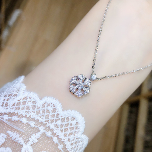 Xiaohongshu's same style rotatable snowflake necklace Austrian crystal snowflake pendant women's clavicle chain necklace wholesale
