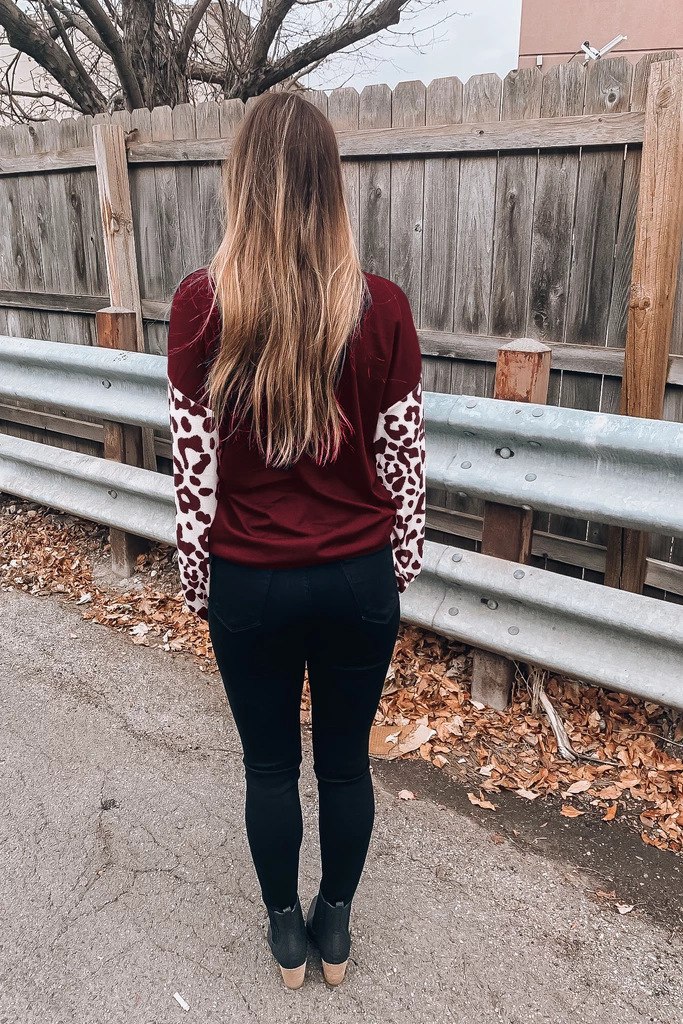 Camiseta casual de manga larga con estampado de leopardo y cuello cruzado en V NSYF829