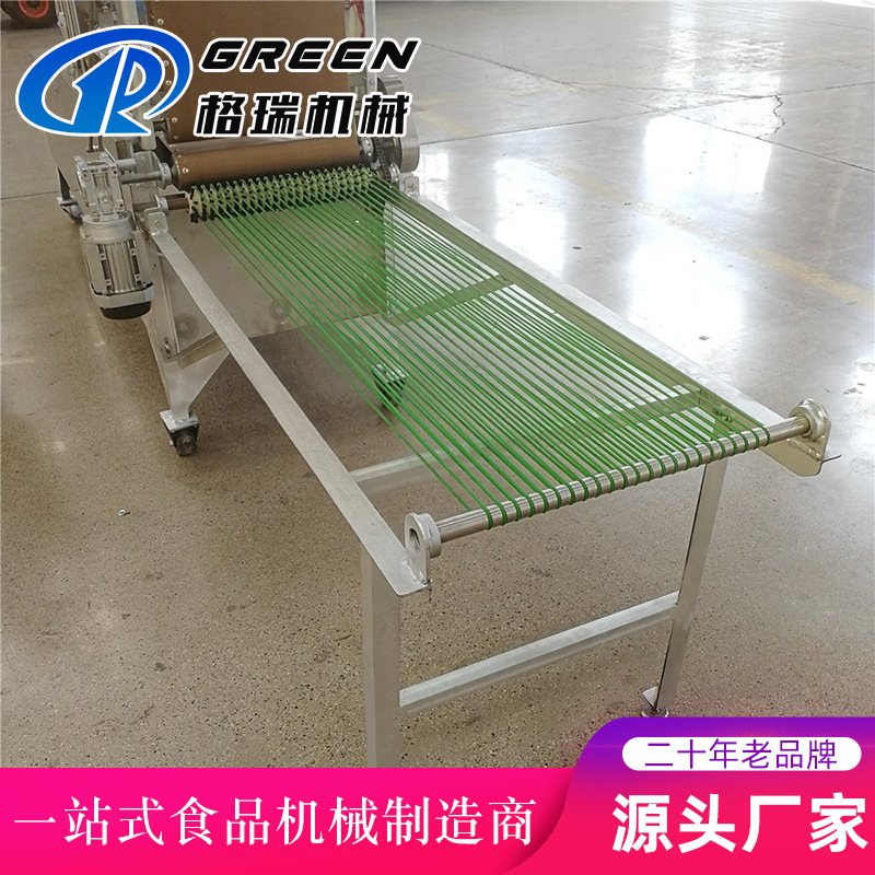 麻辣串卷饼的饼用什么机器制作？压饼机 请找格瑞机械 质量保证