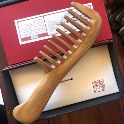 绿檀木梳厂家精品玉檀木梳宽齿加厚直发檀香梳实用美发卷发木头梳