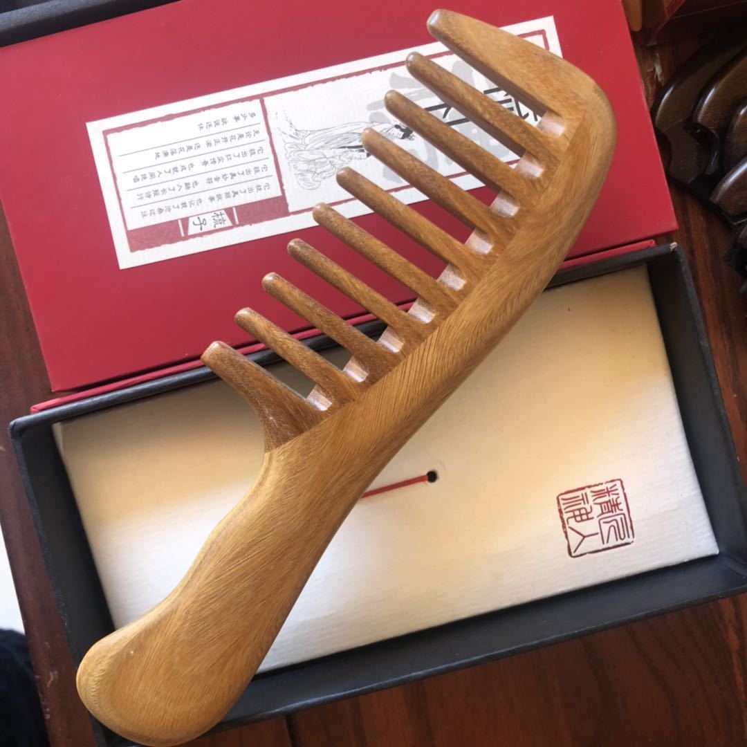 绿檀木梳厂家精品玉檀木梳宽齿加厚直发檀香梳实用美发卷发木头梳