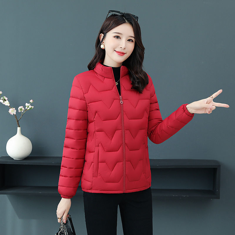 Ropa de mujeres de mediana edad otoño invierno ropa de algodón chaqueta corta ropa de madres ropa de algodón de pluma ligera ropa de algodón de tamaño grande ropa de ancianos