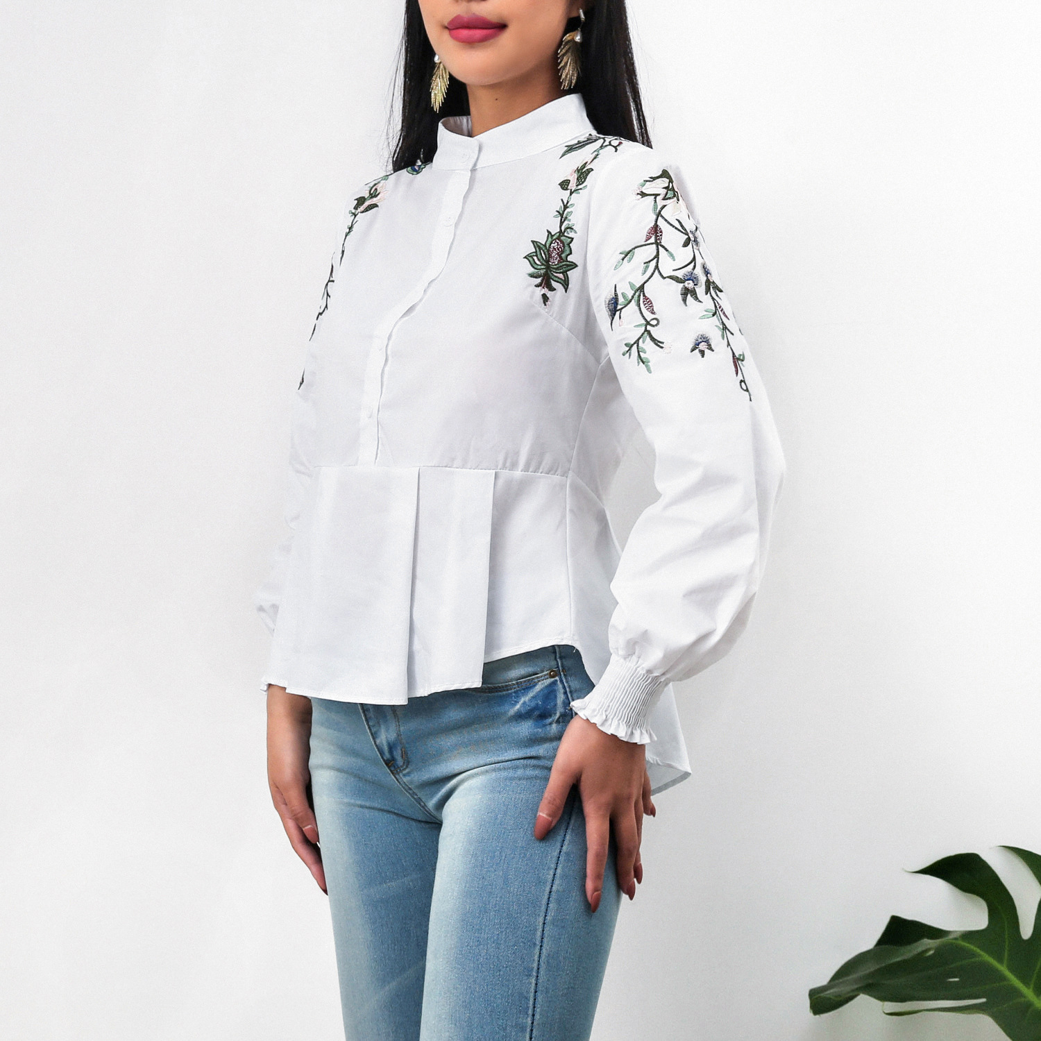 blusa con volantes y bordado en la manga de la linterna NSMY24582