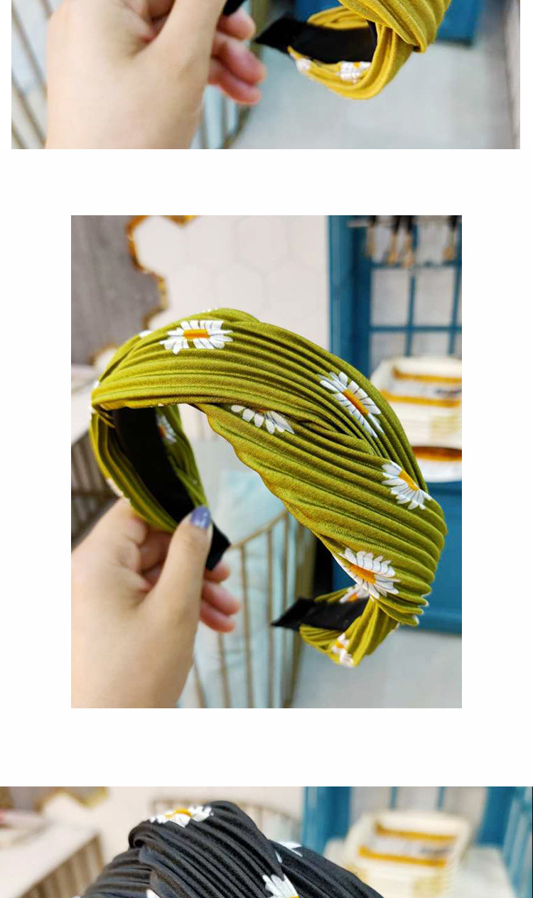 South Korea's Best Selling Small Daisy Cross Hair Band Super Fairy Japanese And Korean Fabric Hairpin High-end Satin Fold Pressure Hair Band Wholesale Nihaojewelry display picture 3