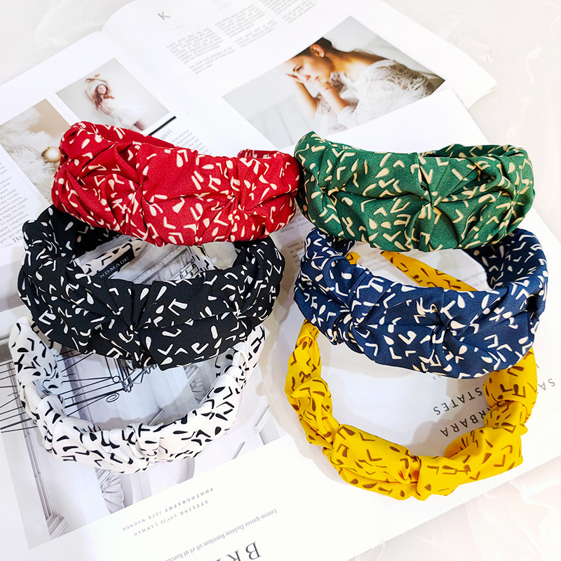 Korean Simple Wide-brimmed Letter Fold Headband High-end Retro Fabric Floral Headband Fashion Wholesale Nihaojewelry display picture 1