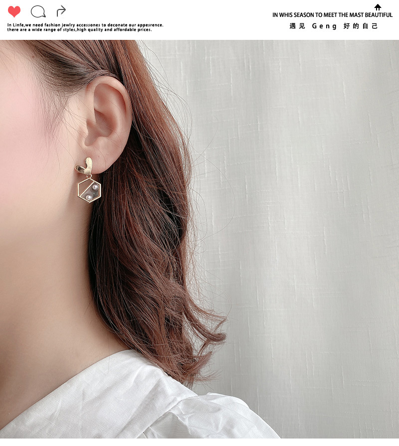 Fashion Big Asymmetric Love Pearl Earrings S925 Silver Needle Personality Earrings Wholesale display picture 7