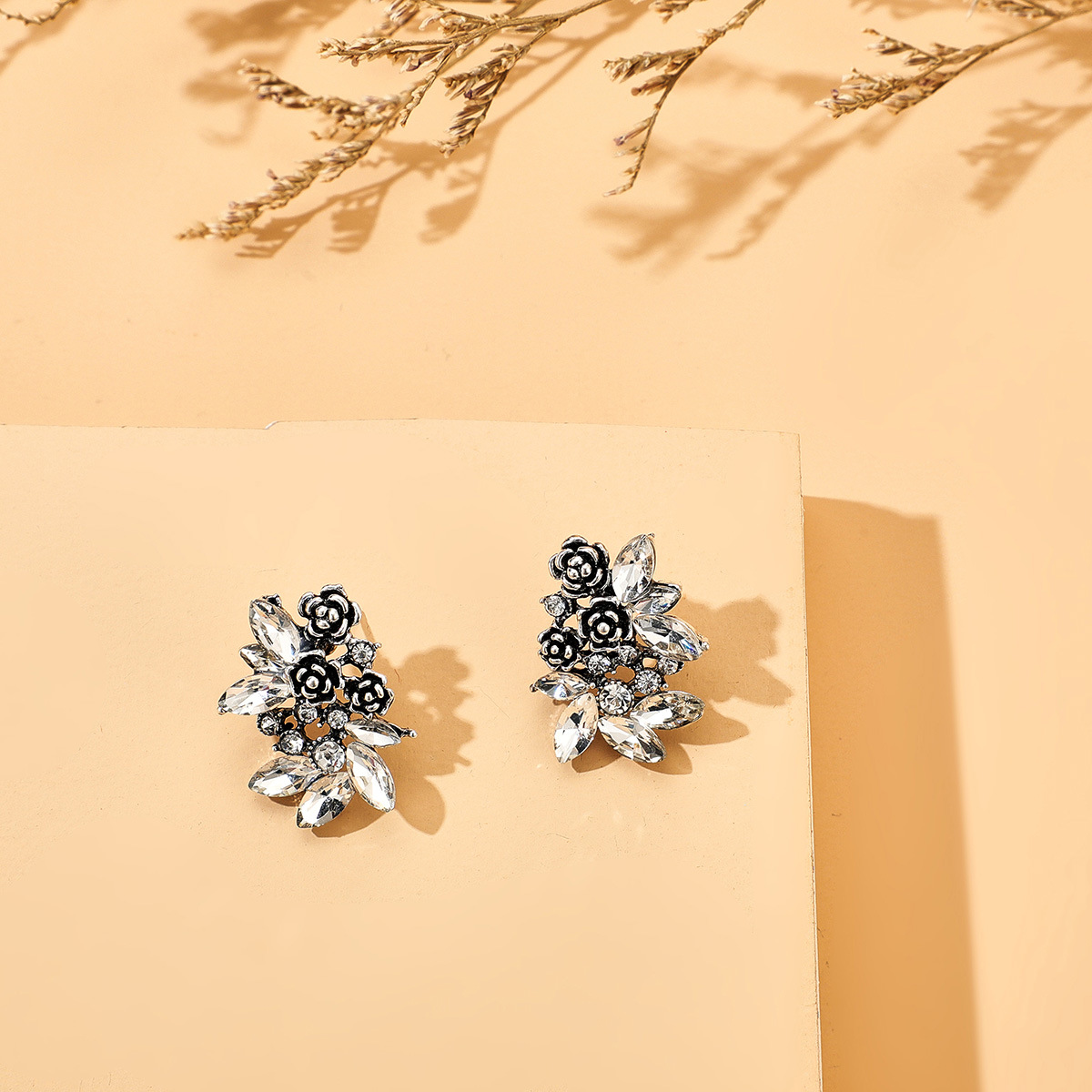 New Retro Palace Feng Shui Diamond Flower Earrings Fashion Simple Bohemian Earrings Wholesale Nihaojewelry display picture 3