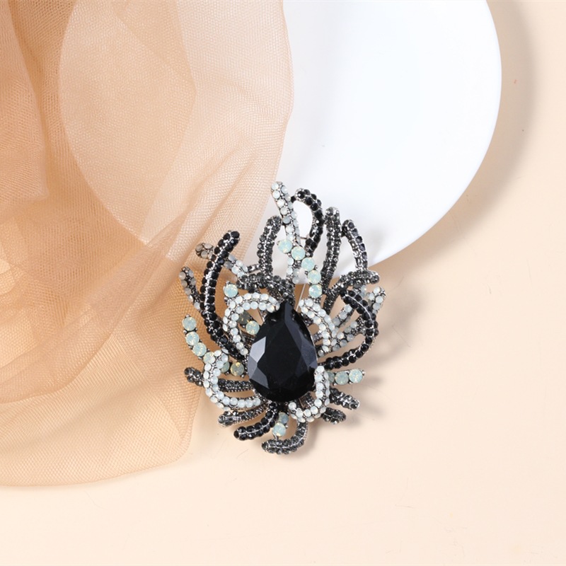 Fashion  Creative Exaggerated Crystal Diamond Brooch display picture 4