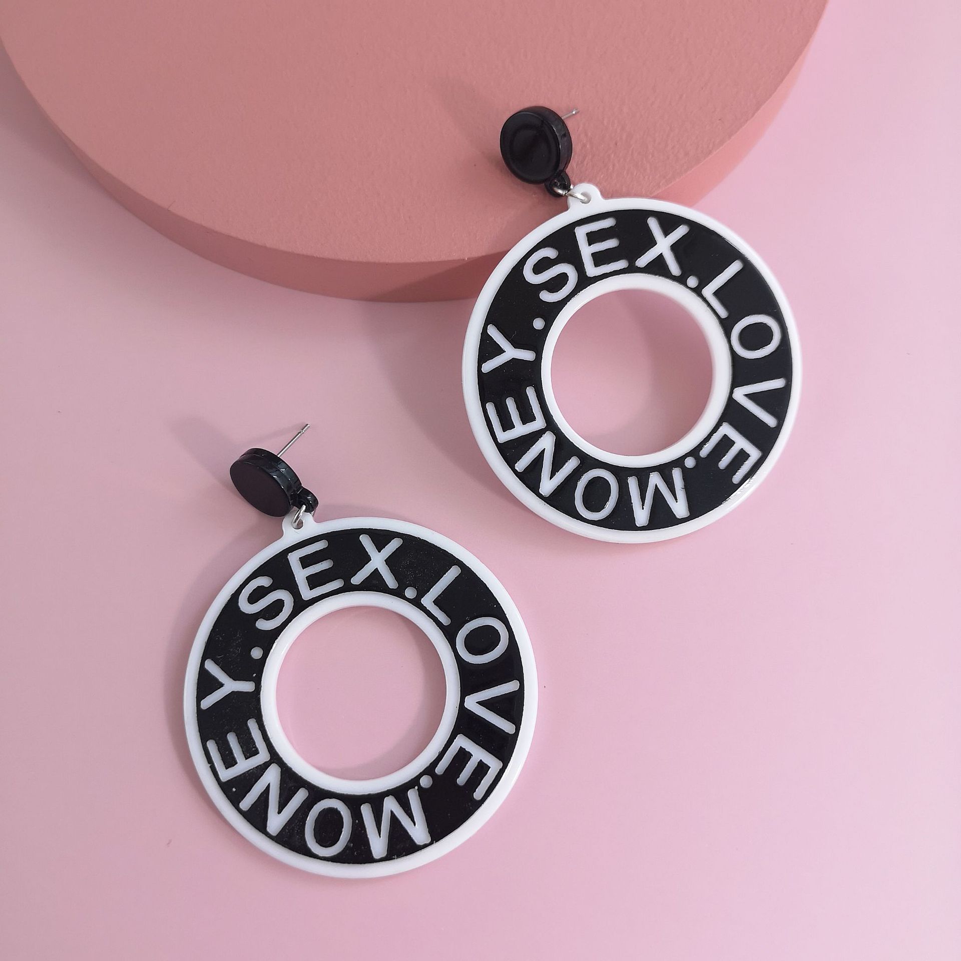 Los Pendientes Redondos Geométricos De La Nueva Moda Coreana Circundan Los Pendientes Del Alfabeto Inglés Para Las Mujeres Al Por Mayor display picture 6