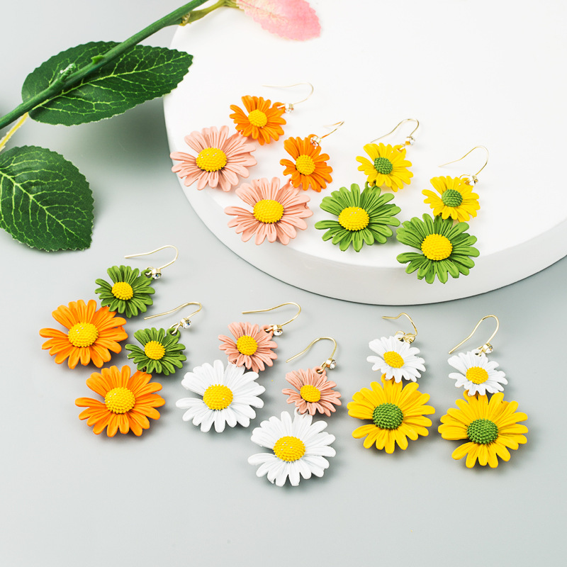 Korean New Fashion Simple Small Daisy Earrings Contrast Color Alloy Flower Earrings display picture 2