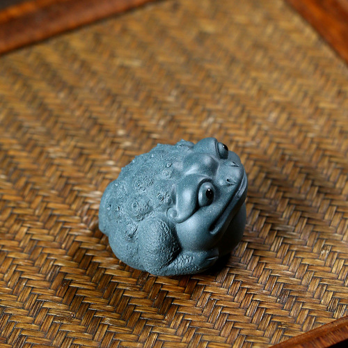 Manufacturer wholesale Yixing purple sand three-legged golden toad handmade tea pet toad tea ceremony ornaments can be kept and played with