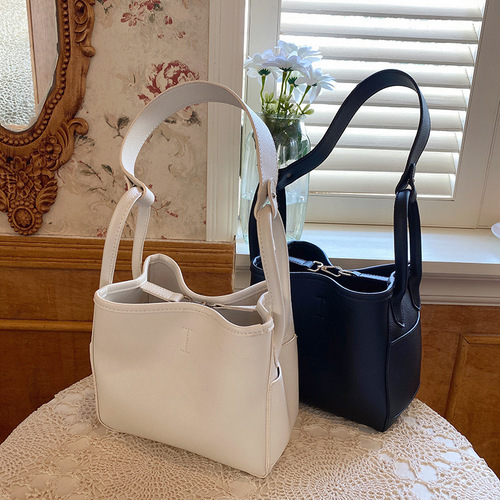 2024 summer new commuter bag, Korean version, fashionable, simple, casual, trendy, large-capacity shoulder bag, portable mother-in-law bag