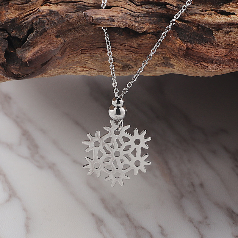 Factory Wholesale Korean Style Simple Hollow Snowflake Set Xiaoqing New Steel Color Snowflake Clavicle Chain Creative Accessories display picture 2