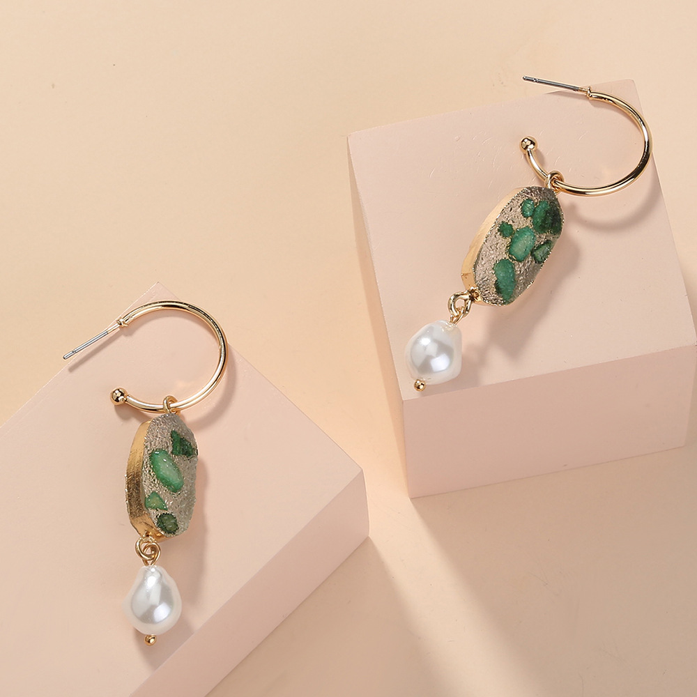 Boucles D&#39;oreilles En Perles Incrustées En Forme De C En Grappe Verte Simple En Gros display picture 4