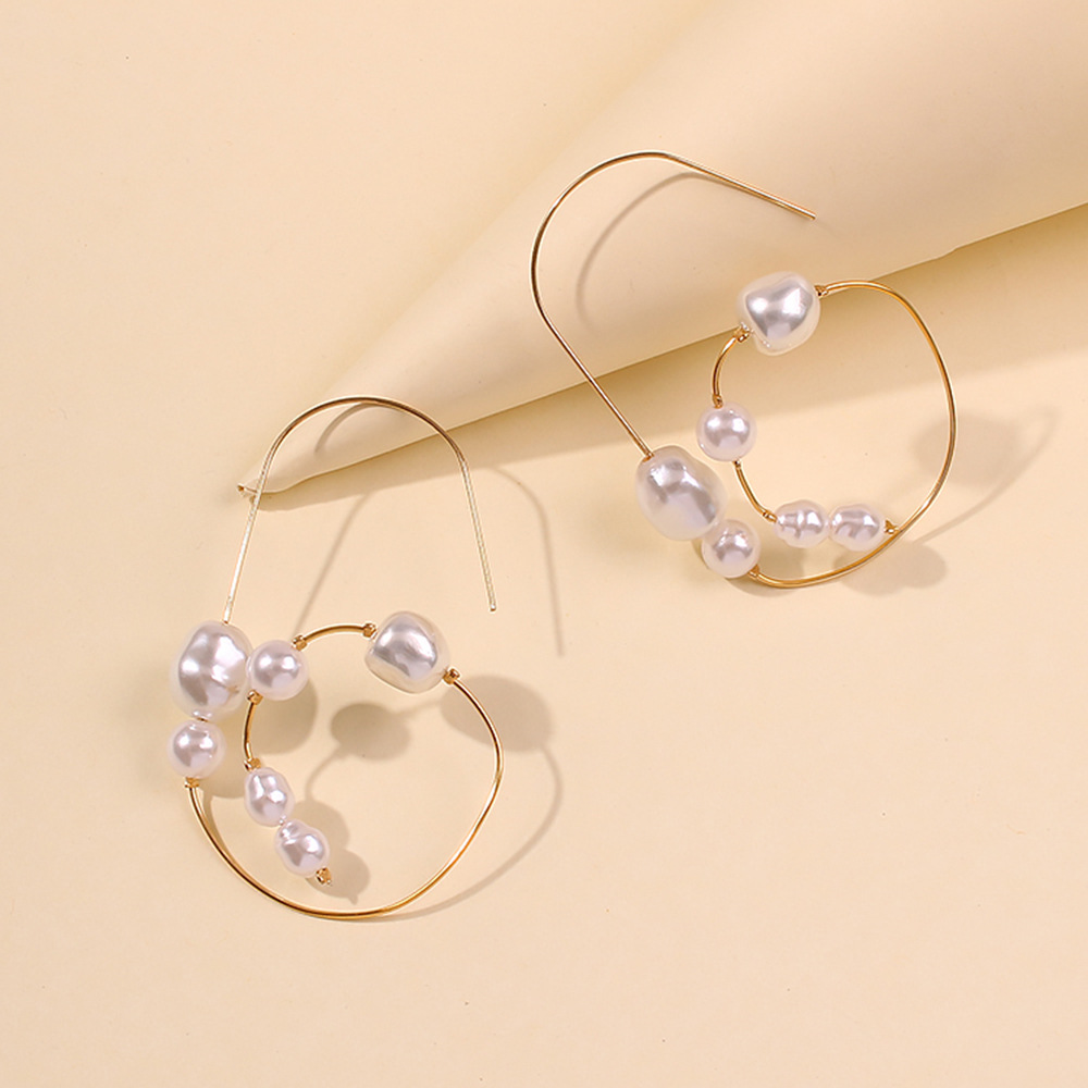 New Pearl Earrings Fashion Simple Geometric Circle Earrings Korean Women's Pearl Earrings Wholesale display picture 5