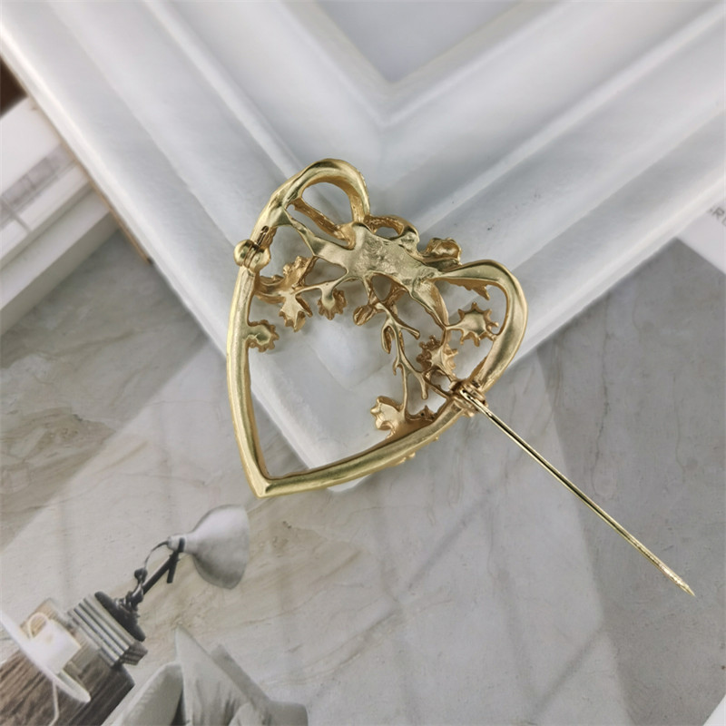 Inlay Design Simple Style Style Simple Style Pin Heart Shape Alloy Inlay Artificial Pearls Women's Brooches