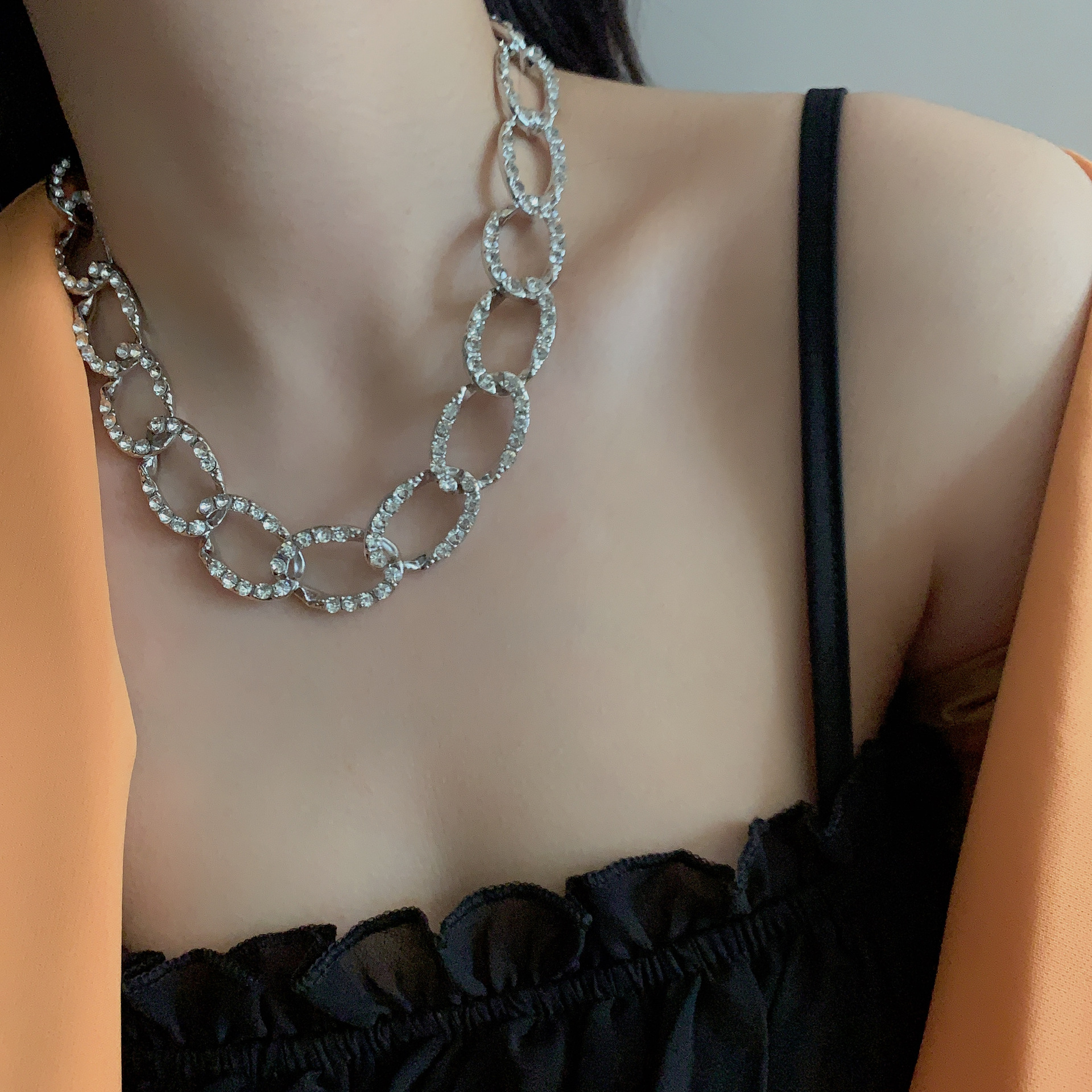 Retro Full Diamond Buckle Metal Necklace Light Exaggerated Clavicle Neck Chain Wholesale Nihaojewelry display picture 2