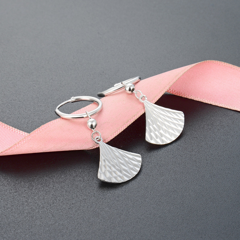 Japonés s925 plata tallada pendientes de las mujeres de estilo coreano simple todo partido pendientes creativos pendientes en forma de abanico suministro directo de fábrica