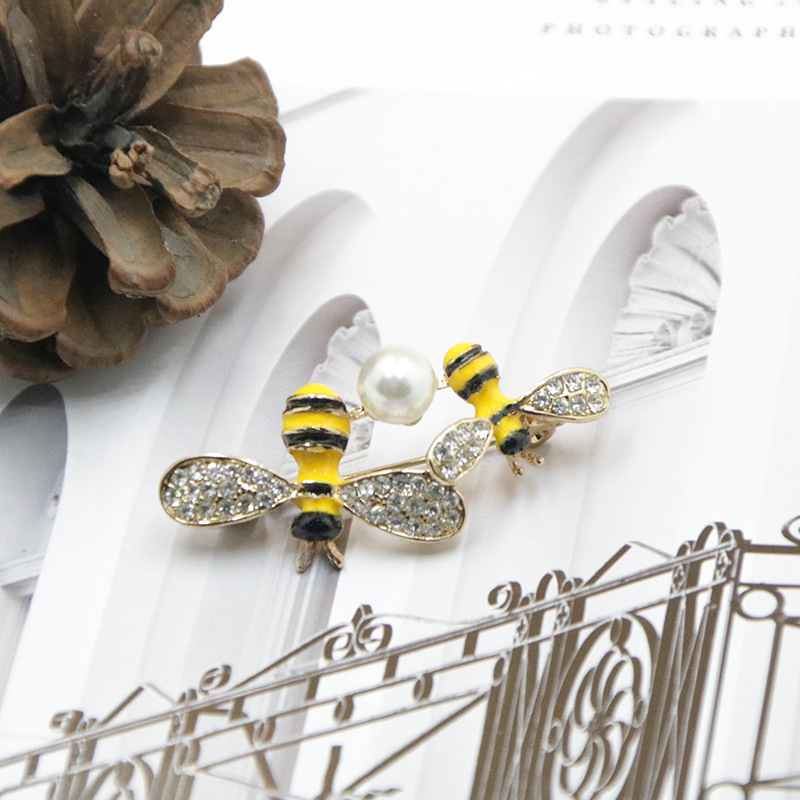 Imitation Pearl, Alloy Material Retro Pin Flower Imitation Pearl Alloy Enamel Rhinestones Women'S Brooches