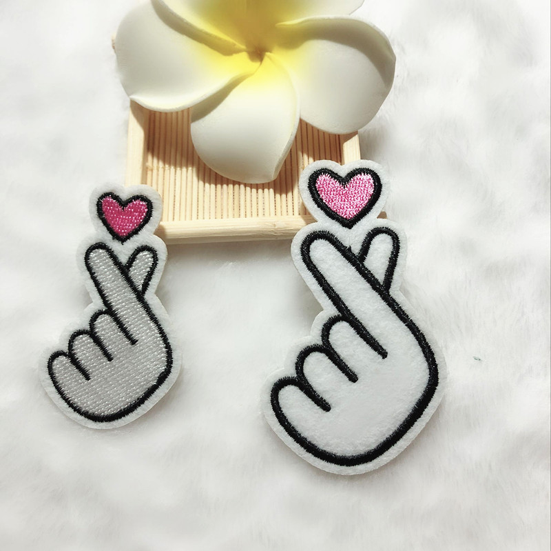 手势比心衣服补丁贴 电脑刺绣绣花贴 服装辅料帽子布贴徽章贴定制