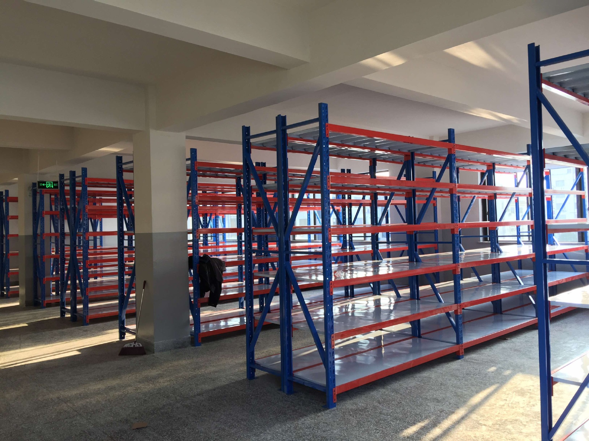 温州本地实力源头厂家货架中型重型仓库产品储物加厚承重仓储设备