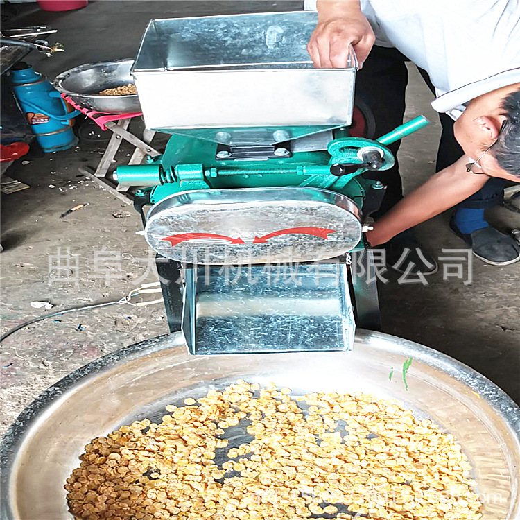 高粱玉米小麦黄豆压扁挤扁机 小麦压片机图片 酿酒粮食破碎机厂家