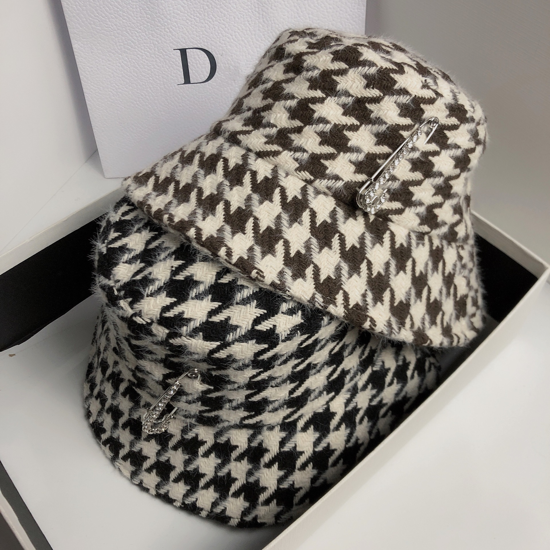 Autumn Winter Fisherman Hat With Retro Check Pattern And Brooch_voghion.com