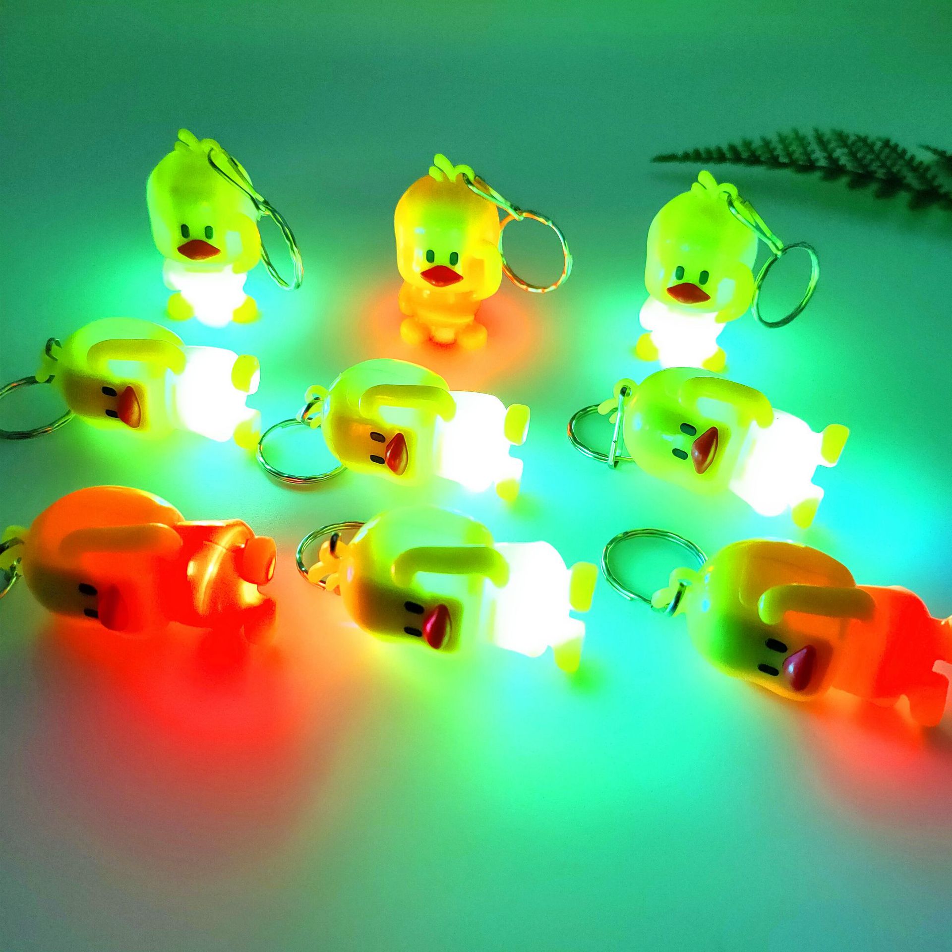 Celebridad en línea pequeño pato amarillo luminoso tiktok pato llavero colgante creativo wechat push Scan código pequeño regalo juguete luminoso