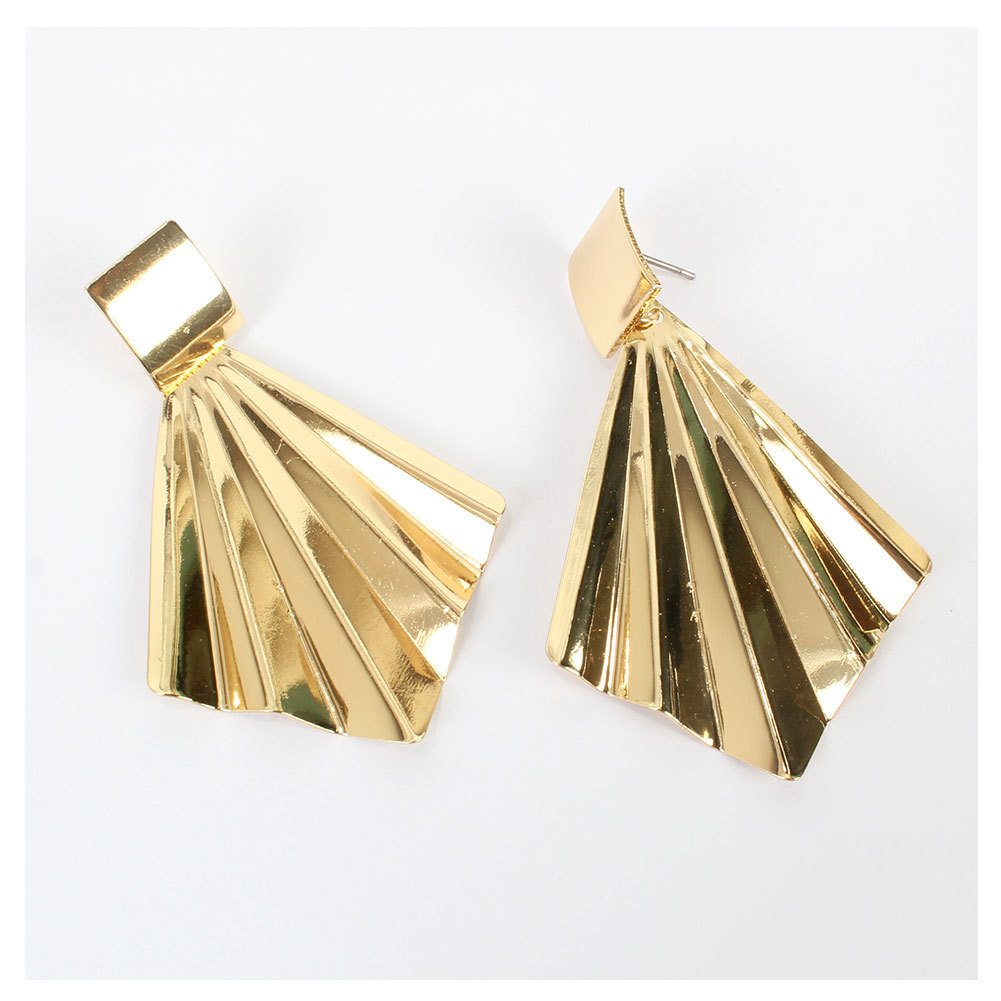 Fashion Temperament Earrings Simple Wild Metal Earrings Exaggerated Gold Earrings Wholesale Nihaojewelry display picture 5