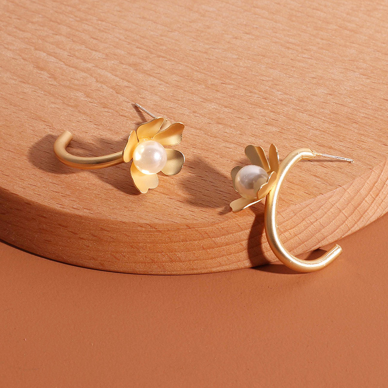 7g Weight Earrings Classification Housewarming, Anniversary, Business, Wedding, Travel, Birthday, Festival Occasion Alloy Material Flower Pattern Women'S Gender Fashion Style Gold Color Fashion C-shaped Golden Retro Fashion Pearl Small Flower Alloy Earrings Wholesale Nihaojewelry 2