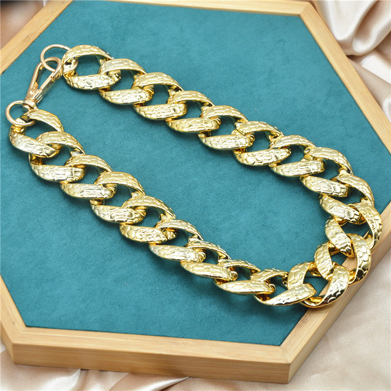 Gargantilla cuban con textura de ondas collar elegante_voghion.com